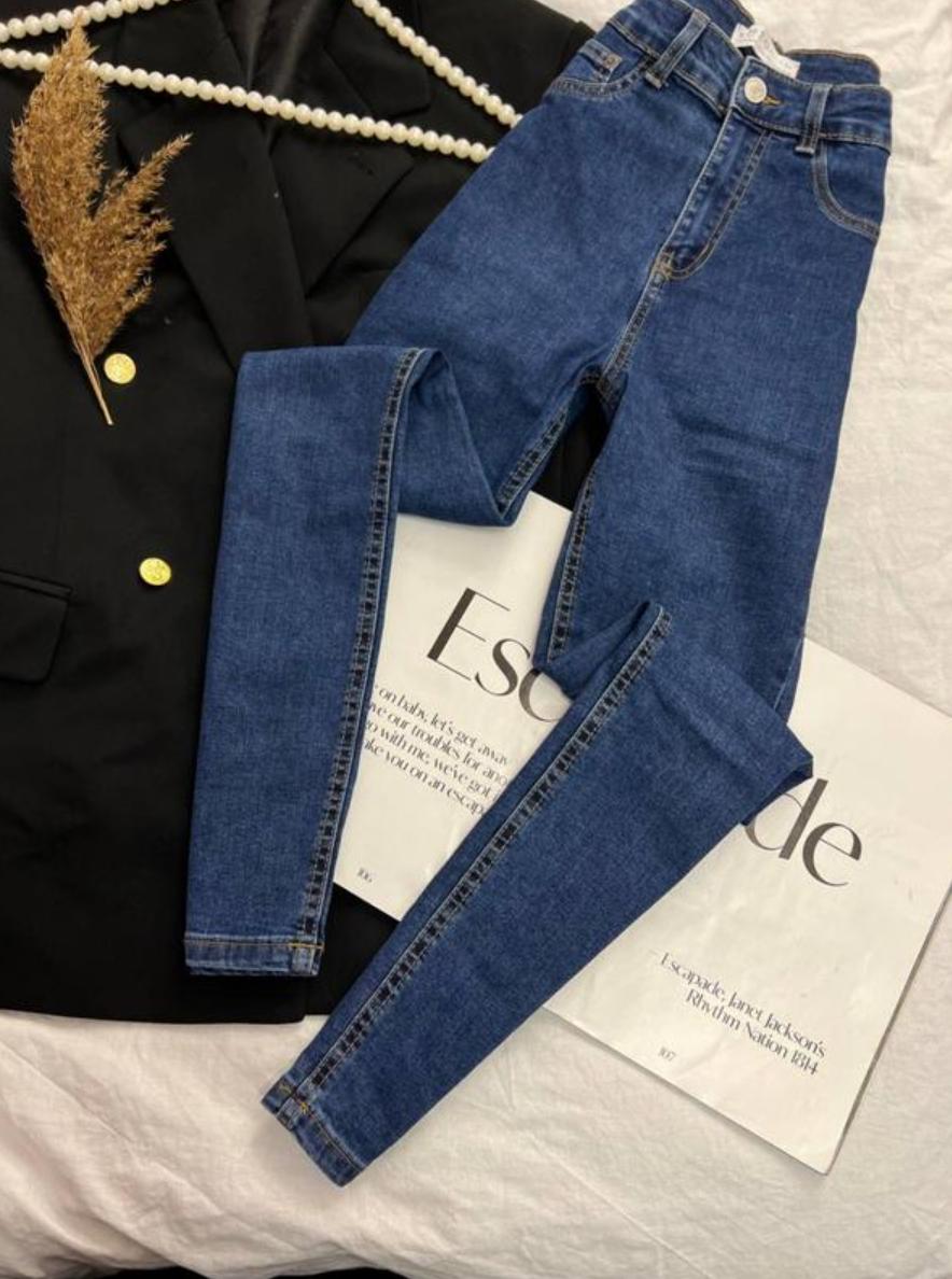джинси з оригінальним дизайном;