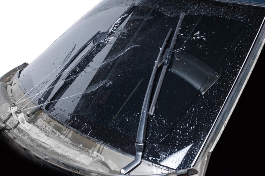 Почему важно регулярно менять стеклоочистители?