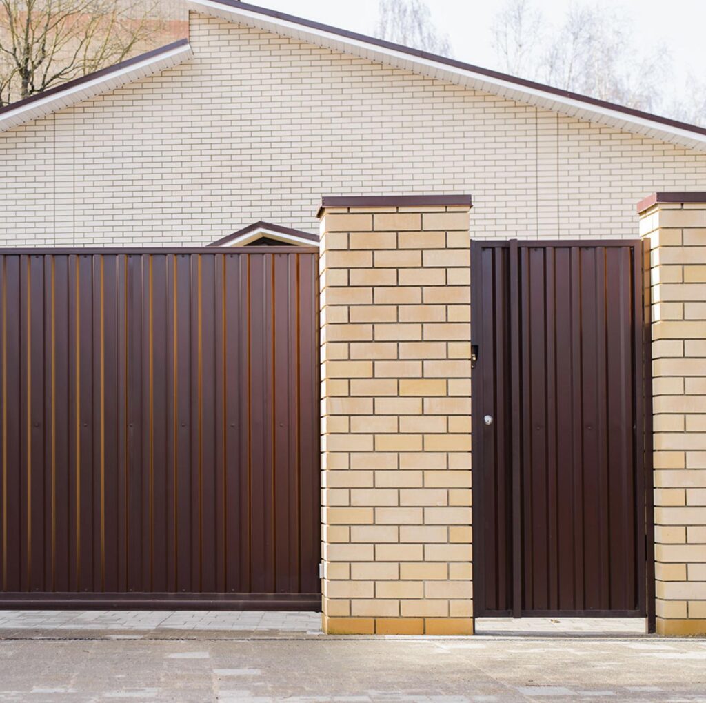 Який профнастил вибрати для забору?